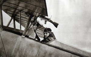 Guynemer en su avión de combate Nieuport 10, 1916 de French Photographer